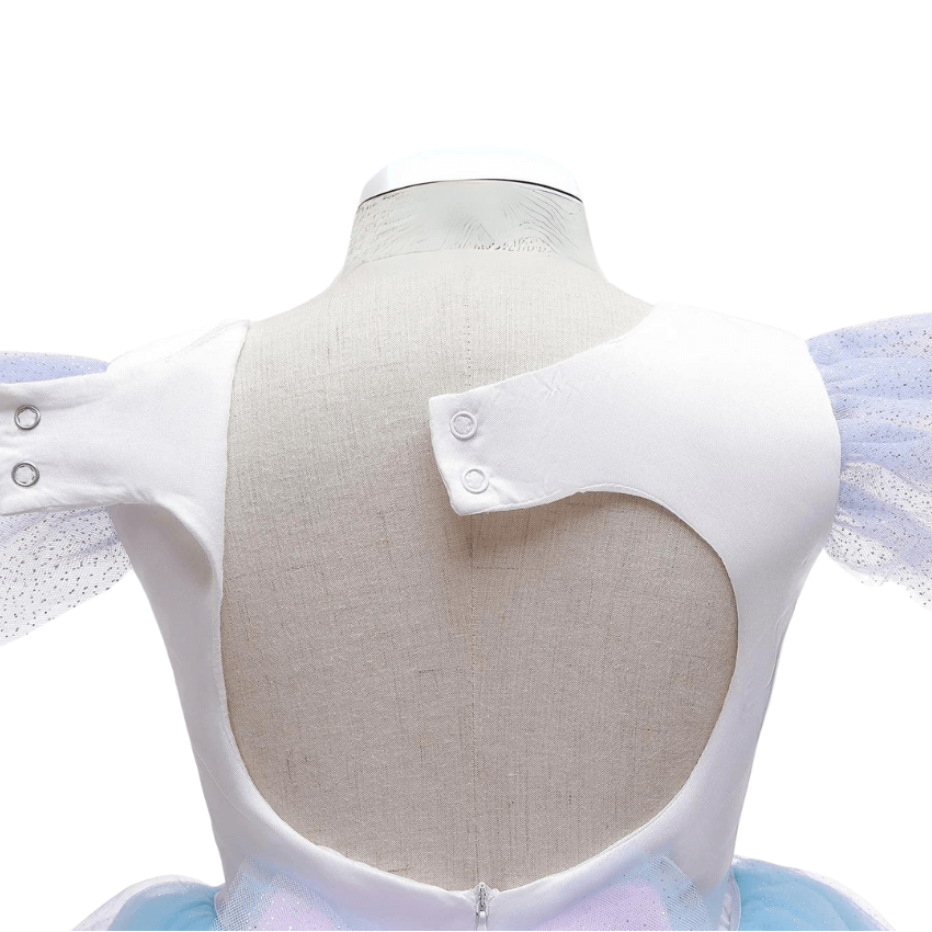 détails attache du dos du deguisement licorne robe longue traine violette bleu et rose avec des ailes et un serre tete