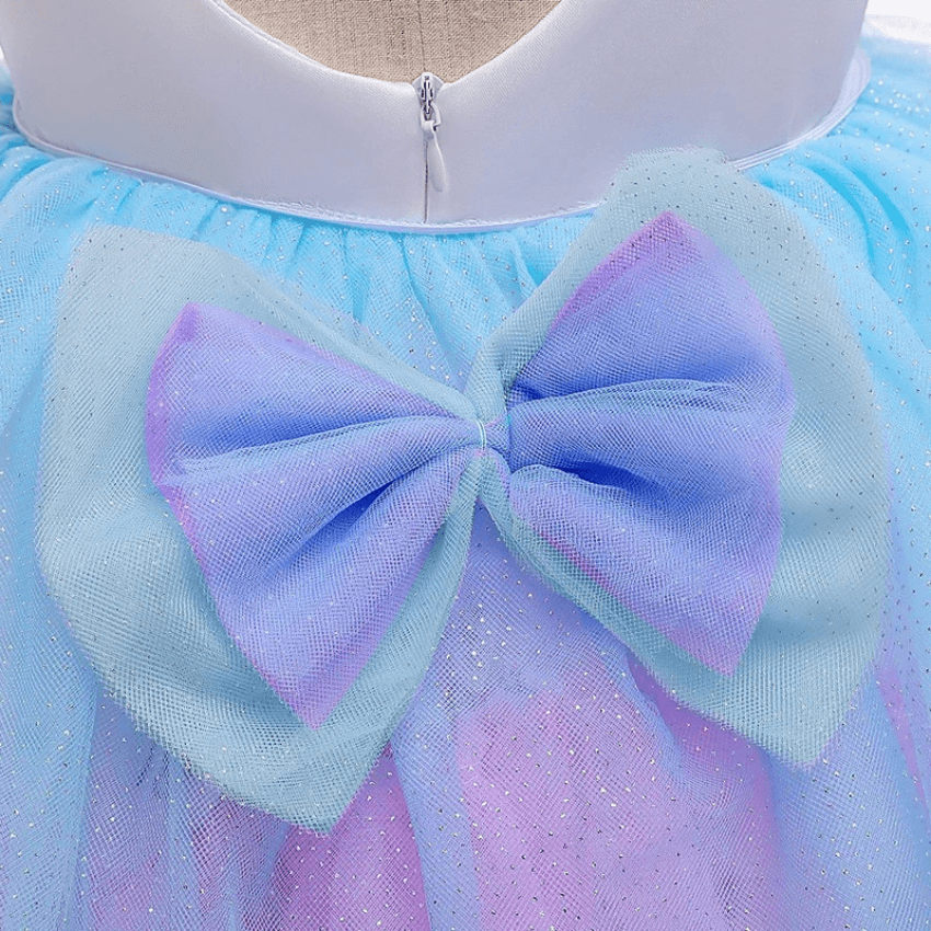 détails du noeud sur la jupe du deguisement licorne robe longue traine violette bleu et rose avec des ailes et un serre tete