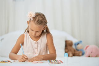 Petite fille qui dessine une licorne