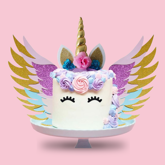 Décoration gâteau licorne composée d'yeux, de deux ailes et d'une corne