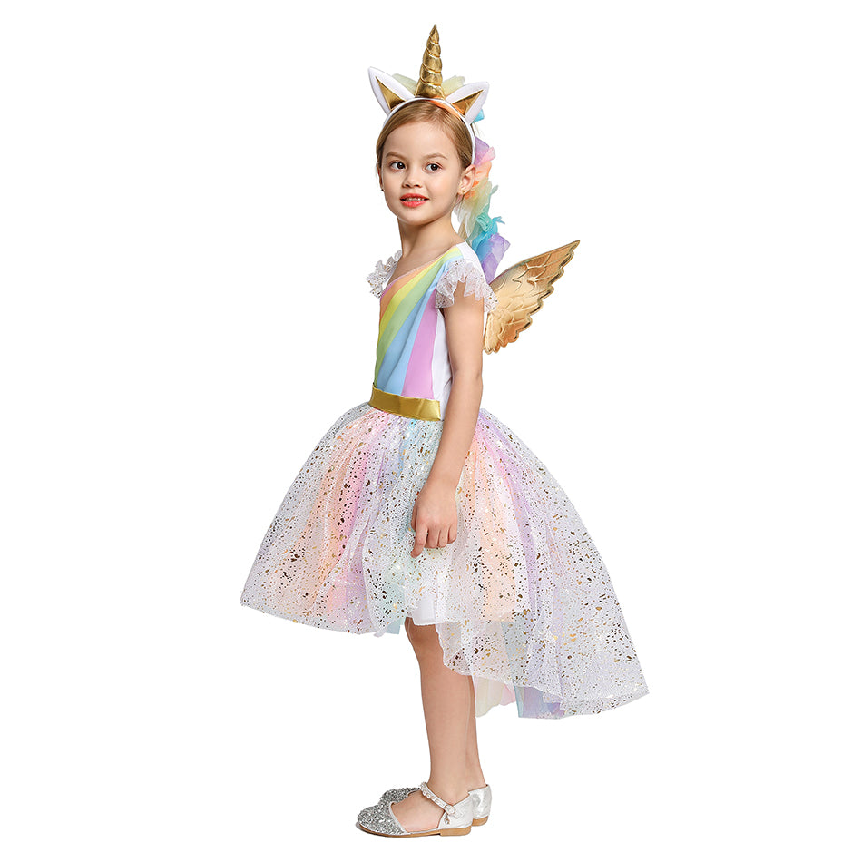 Petite fille de profil qui porte un déguisement robe licorne arc en ciel