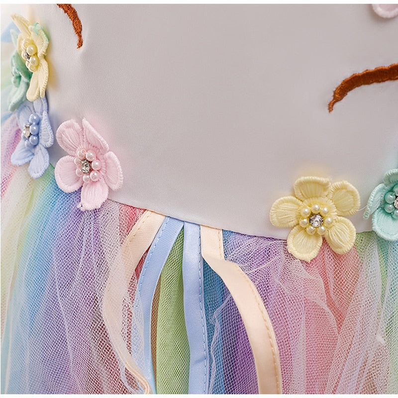 détails de la couronne de fleurs multicolore du déguisement princesse licorne.