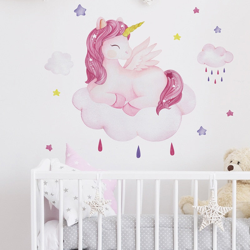 Grand sticker mural licorne au dessus d'un lit bébé