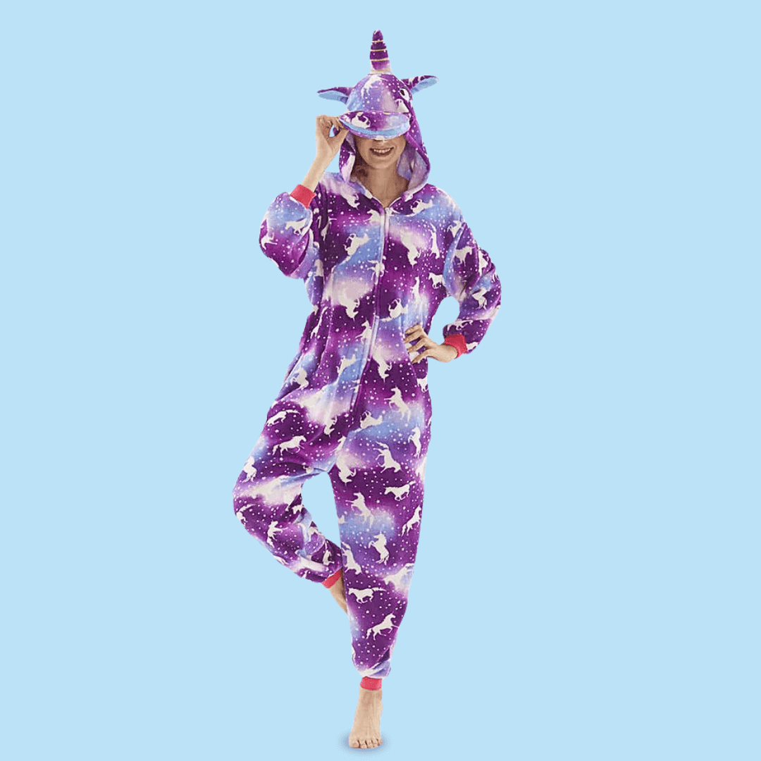 Kigurumi pyjama licorne adulte Tsukiyo violet et bleu capuche oreilles cornes femme qui sourit 