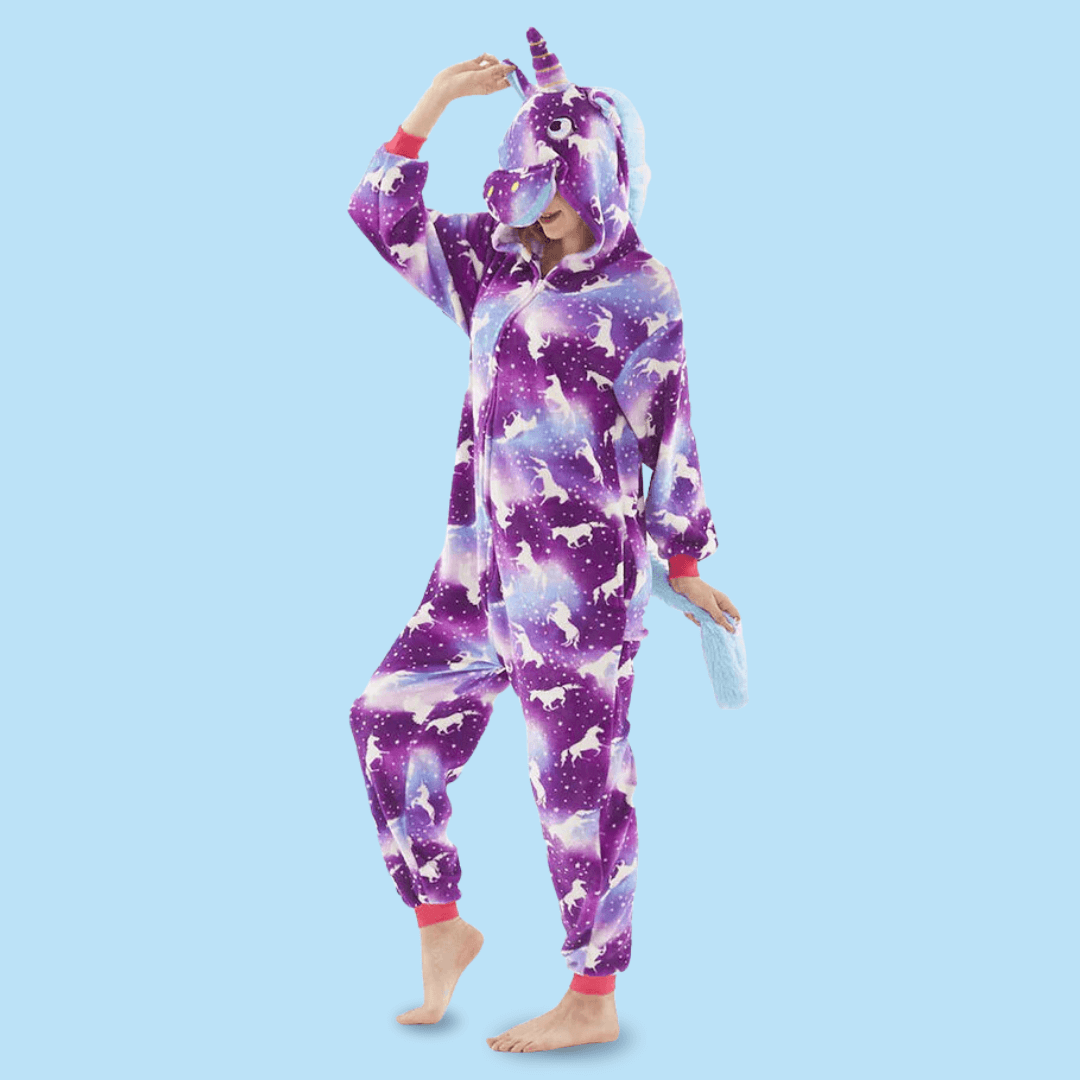 Kigurumi pyjama licorne adulte Tsukiyo violet et bleu capuche oreilles cornes femme qui prend la pose