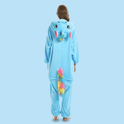 Femme de dos portant un Kigurumi pyjama licorne adulte sorairo bleu ciel criniere multicolore