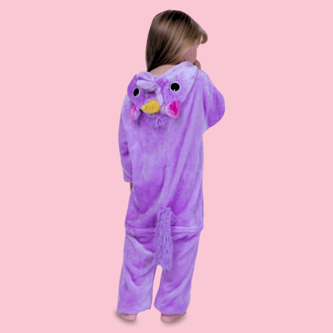 Kigurumi pyjama licorne enfant modele shojohi violet avec une corne jaune de dos capuche rabaissée