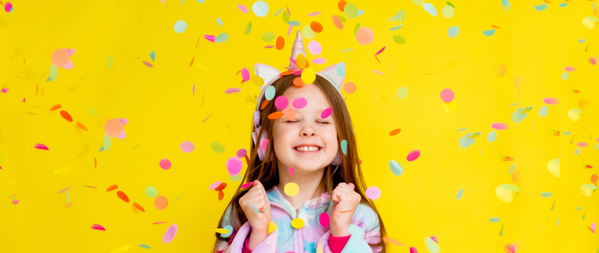 Petite fille déguisée en licorne fête anniversaire