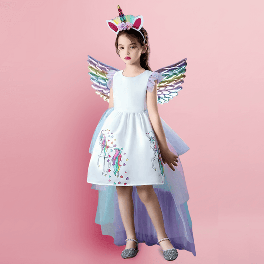 Petite fille qui porte un deguisement licorne robe longue traine ailes serre tete