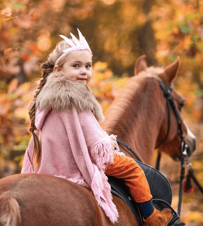 Petite fille sur un cheval