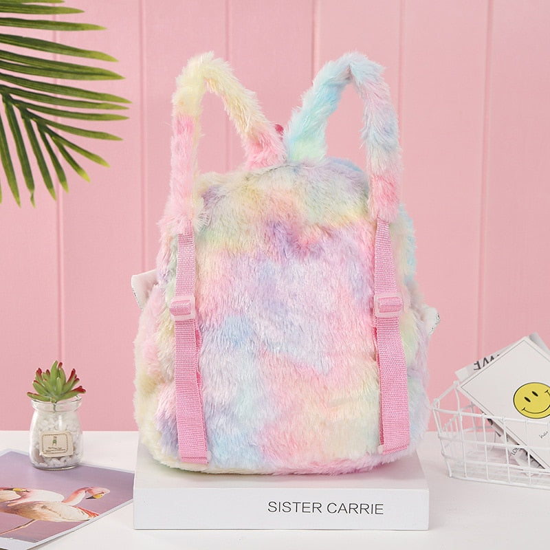 sac à dos avec licorne volante 3D modèle majestique tout doux rose, jaune et bleu clair. vue de dos avec les hanses réglables.